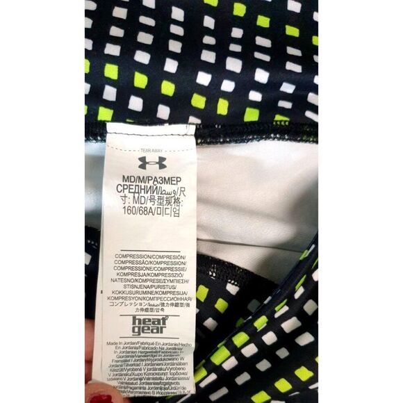 Under Armour Womens Capri Leggings M Blk/Wht/Y HeatGear Workout Athletic Runner - Picture 8 of 9